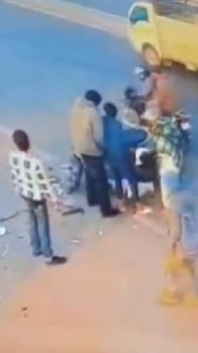 ವಾಹನಗಳು ಚಲಿಸುತ್ತಿರುವಾಗಲೇ ರಸ್ತೆ ದಾಟಿದ ಕಾರು, ಏನಾಯ್ತು ನೋಡಿ