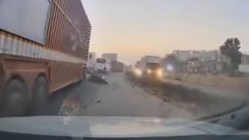 ಕಂಟೇನರ್ ಲಾರಿ ಅಡಿ ಬೀಳುವುದರಿಂದ ಸ್ವಲ್ಪದರಲ್ಲೇ ಬಚಾವಾದ ಬೈಕ್ ಸವಾರರು!