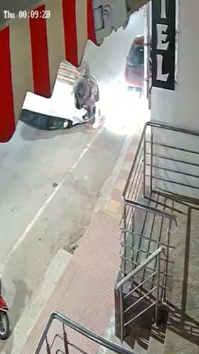 ಡಿಕ್ಕಿ ಹೊಡೆದು ಕಾರು ಪಲ್ಟಿ: ಸಿಸಿಟಿವಿ ದೃಶ್ಯ