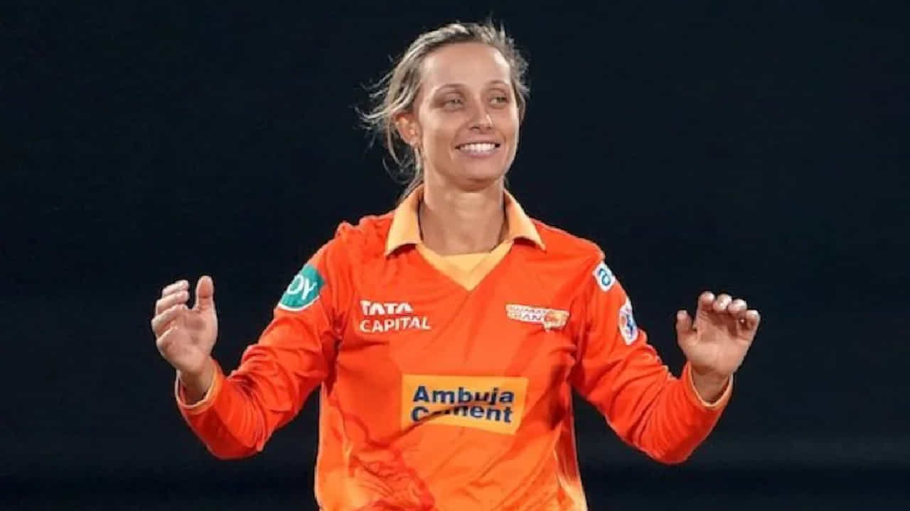 WPL 2026: ವುಮೆನ್ಸ್ ಪ್ರೀಮಿಯರ್ ಲೀಗ್ನಲ್ಲಿ ಗುಜರಾತ್ ಜೈಂಟ್ಸ್ ತಂಡದ ನಾಯಕಿಯಾಗಿ ಆಶ್ಲೇ ಗಾರ್ಡ್ನರ್ (Ashleigh Gardner) ಆಯ್ಕೆಯಾಗಿದ್ದಾರೆ. ಆಸ್ಟ್ರೇಲಿಯಾ ತಂಡದ ಆಲ್ರೌಂಡರ್ನನ್ನು ಮುಂದಿನ ಸೀಸನ್ಗಾಗಿ ನಾಯಕಿಯಾಗಿ ನೇಮಿಸಲಾಗಿದೆ ಎಂದು ಗುಜರಾತ್ ಜೈಂಟ್ಸ್ ಫ್ರಾಂಚೈಸಿ ತಿಳಿಸಿದೆ.