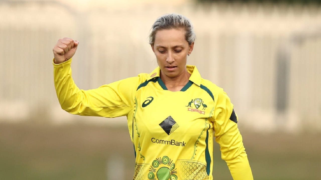 ಇದೇ ಕಾರಣದಿಂದಾಗಿ ಇದೀಗ ಗುಜರಾತ್ ಜೈಂಟ್ಸ್ ಫ್ರಾಂಚೈಸಿಯು ನಾಯಕಿಯನ್ನು ಬದಲಿಸಿದೆ. ಅದರಂತೆ ಮುಂದಿನ ಸೀಸನ್​ ವುಮೆನ್ಸ್ ಪ್ರೀಮಿಯರ್ ಲೀಗ್​​ನಲ್ಲಿ ಗುಜರಾತ್ ಜೈಂಟ್ಸ್​ ತಂಡವನ್ನು ಆಸ್ಟ್ರೇಲಿಯನ್ ಆಲ್​ರೌಂಡರ್ ಆಶ್ಲೇ ಗಾರ್ಡ್ನರ್ ಮುನ್ನಡೆಸಲಿದ್ದಾರೆ. 