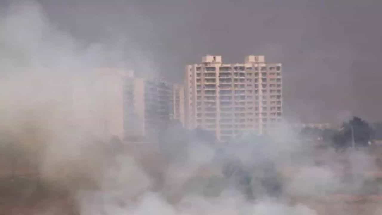 Air Quality: ಬೆಂಗಳೂರು, ಬಳ್ಳಾರಿ ಗಾಳಿಯ ಗುಣಮಟ್ಟ ಅಪಾಯದಲ್ಲಿ, ಹೈ ಅಲರ್ಟ್ ನೀಡಿದ ತಜ್ಞರು Air Quality: ಬೆಂಗಳೂರು, ಬಳ್ಳಾರಿ ಗಾಳಿಯ ಗುಣಮಟ್ಟ ಅಪಾಯದಲ್ಲಿ, ಹೈ ಅಲರ್ಟ್ ನೀಡಿದ ತಜ್ಞರು
