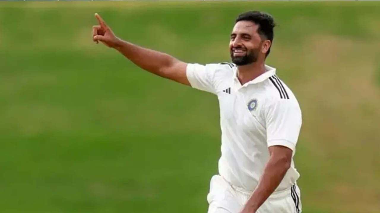 ಈ ಆವೃತ್ತಿಯಲ್ಲಿ ಆಕಿಬ್ ನಬಿ ದಾರ್ ಮೂರನೇ ಅತ್ಯಂತ ದುಬಾರಿ ಅನ್ಕ್ಯಾಪ್ಡ್ ಆಟಗಾರ. ಡೆಲ್ಲಿ ಕ್ಯಾಪಿಟಲ್ಸ್ ಅವರನ್ನು 8.40 ಕೋಟಿ ರೂ.ಗೆ ಖರೀದಿಸಿತು. ಆಕಿಬ್ 34 ಟಿ20 ಪಂದ್ಯಗಳಲ್ಲಿ 43 ವಿಕೆಟ್ಗಳನ್ನು ಕಬಳಿಸಿದ್ದಾರೆ, ಇದರಲ್ಲಿ ಎರಡು ನಾಲ್ಕು ವಿಕೆಟ್ಗಳು ಸೇರಿವೆ, ಟಿ20 ಎಕಾನಮಿ ರೇಟ್ 7.74. ಅವರು 141 ರನ್ಗಳನ್ನು ಸಹ ಗಳಿಸಿದ್ದಾರೆ.