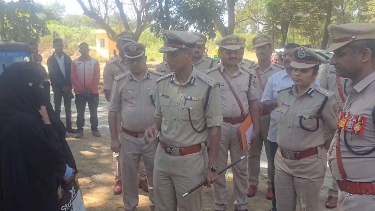 ಮೊದಲ ಭೇಟಿಯಲ್ಲೇ ಪರಪ್ಪನ ಅಗ್ರಹಾರದಲ್ಲಿ ಎಲ್ಲರ ಬೆವರಿಳಿಸಿದ ನೂತನ ಡಿಜಿಪಿ ಅಲೋಕ್ ಕುಮಾರ್ ಮೊದಲ ಭೇಟಿಯಲ್ಲೇ ಪರಪ್ಪನ ಅಗ್ರಹಾರದಲ್ಲಿ ಎಲ್ಲರ ಬೆವರಿಳಿಸಿದ ನೂತನ ಡಿಜಿಪಿ ಅಲೋಕ್ ಕುಮಾರ್