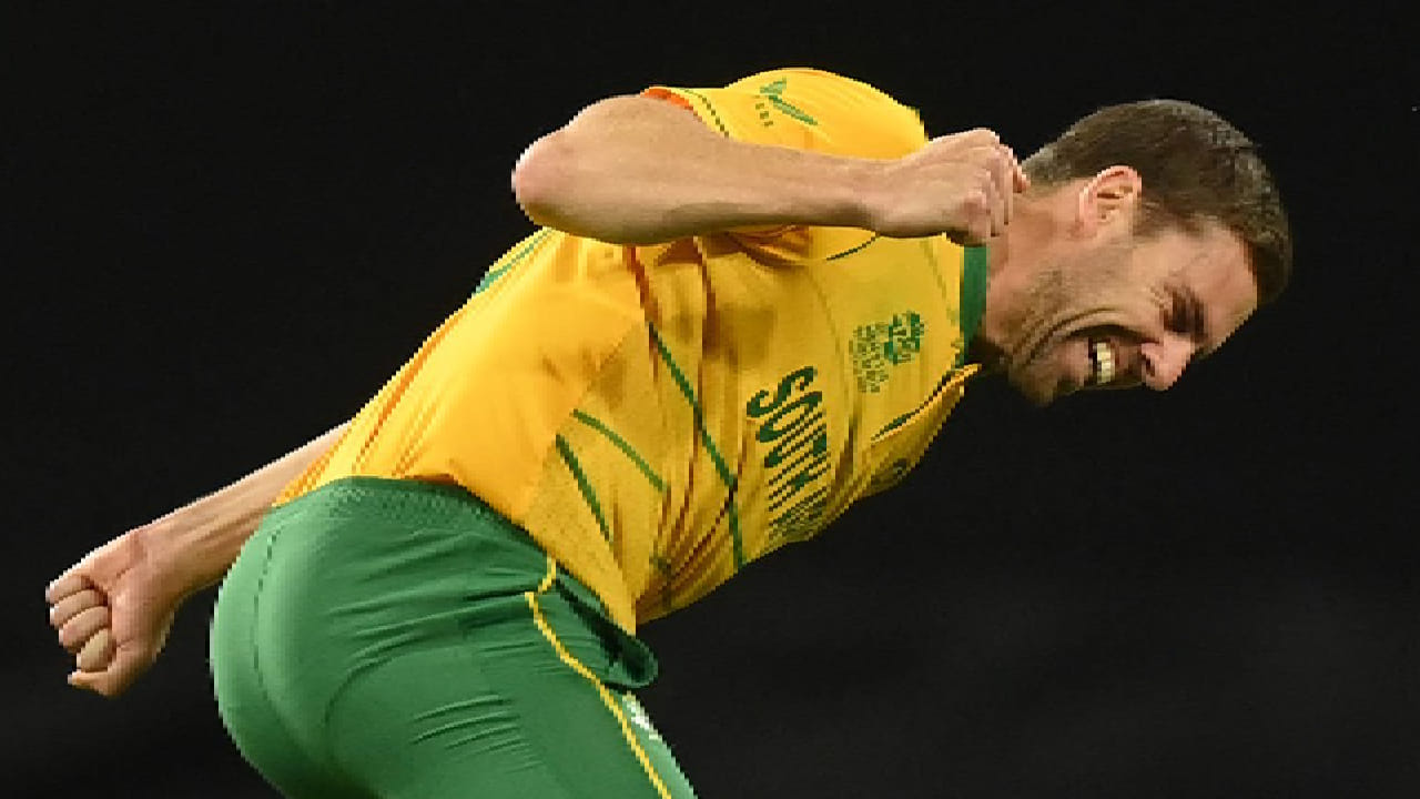 ಇತ್ತ ಐಪಿಎಲ್ ಹರಾಜು ನಡೆಯಲಿರುವುದು ಡಿಸೆಂಬರ್ 16 ರಂದು. ಇದರ ನಡುವೆ ಭಾರತ ಮತ್ತು ಸೌತ್ ಆಫ್ರಿಕಾ ನಡುವಣ 2ನೇ ಮತ್ತು 3ನೇ ಟಿ20 ಪಂದ್ಯಗಳು ಸಹ ನಡೆಯಲಿದೆ. ಈ ಮ್ಯಾಚ್​ಗಳಲ್ಲೂ ಕರಾರುವಾಕ್ ದಾಳಿ ಸಂಘಟಿಸಲು ವಿಫಲರಾದರೆ ಅನ್ರಿಕ್ ನೋಕಿಯ ಐಪಿಎಲ್ ಹರಾಜಿನಲ್ಲಿ ಬಿಕರಿಯಾಗದೇ ಉಳಿಯಬಹುದು. ಹೀಗಾಗಿ ನೋಕಿಯ ಪಾಲಿಗೆ ಮುಂದಿನ ಎರಡು ಮ್ಯಾಚ್​ಗಳು ತುಂಬಾ ಮಹತ್ವದ್ದಾಗಿ ಮಾರ್ಪಟ್ಟಿದೆ.