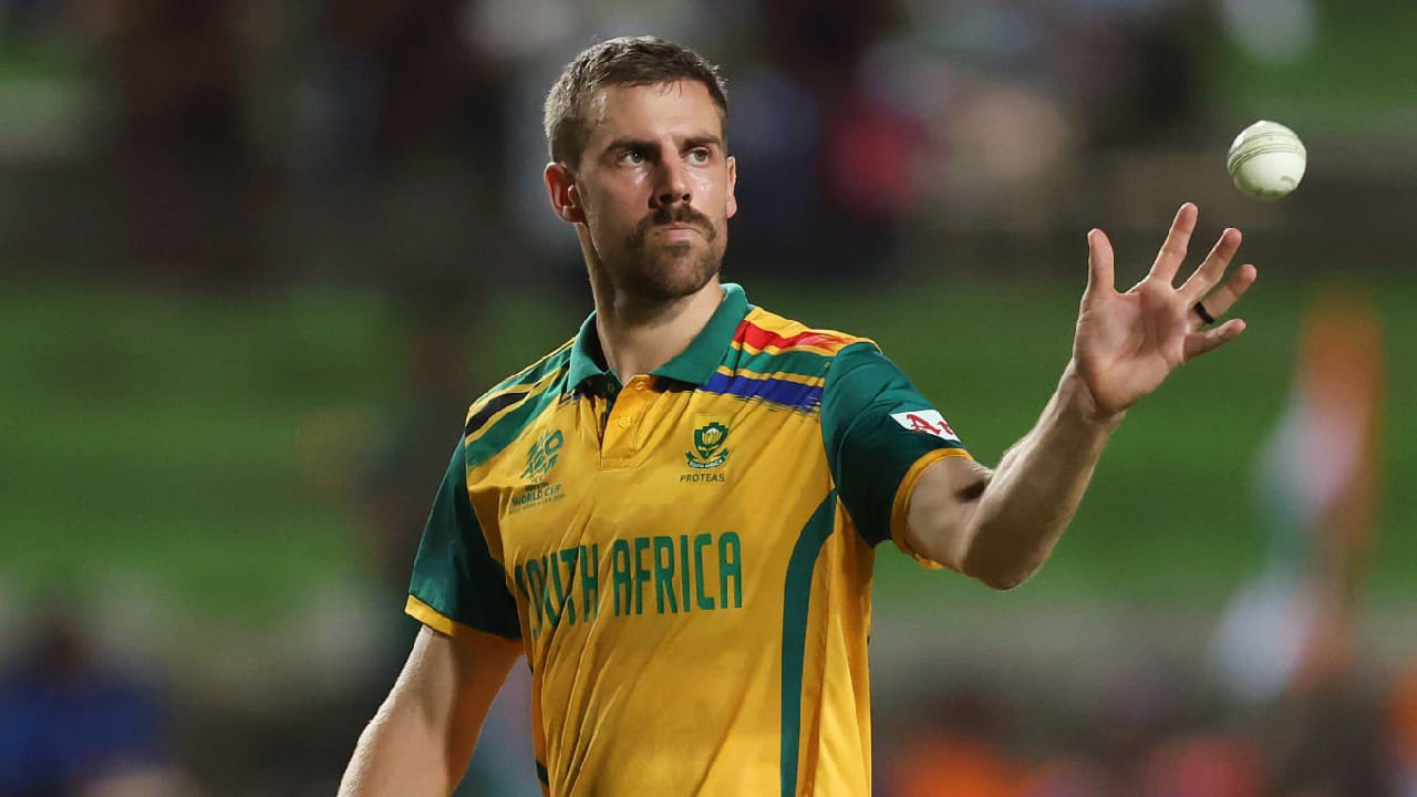 ಏಕೆಂದರೆ ಕಳೆದ ಸೀಸನ್​ನಲ್ಲಿ ಕೊಲ್ಕತ್ತಾ ನೈಟ್ ರೈಡರ್ಸ್ ತಂಡದಲ್ಲಿ ಕಾಣಿಸಿಕೊಂಡಿದ್ದ ಅನ್ರಿಕ್ ನೋಕಿಯ ಫಿಟ್​ನೆಸ್ ಕಾರಣದಿಂದಾಗಿ ಆಡಿದ್ದು ಕೇವಲ 2 ಮ್ಯಾಚ್​ಗಳು ಮಾತ್ರ. ಈ ವೇಳೆ ಅವರು 42 ಎಸೆತಗಳಲ್ಲಿ 83 ರನ್ ನೀಡಿದ್ದರು. ಅಂದರೆ ಪ್ರತಿ ಓವರ್​ಗೆ 11.86 ಸರಾಸರಿಯನ್ನು ರನ್ ಬಿಟ್ಟು ಕೊಟ್ಟಿದ್ದರು.