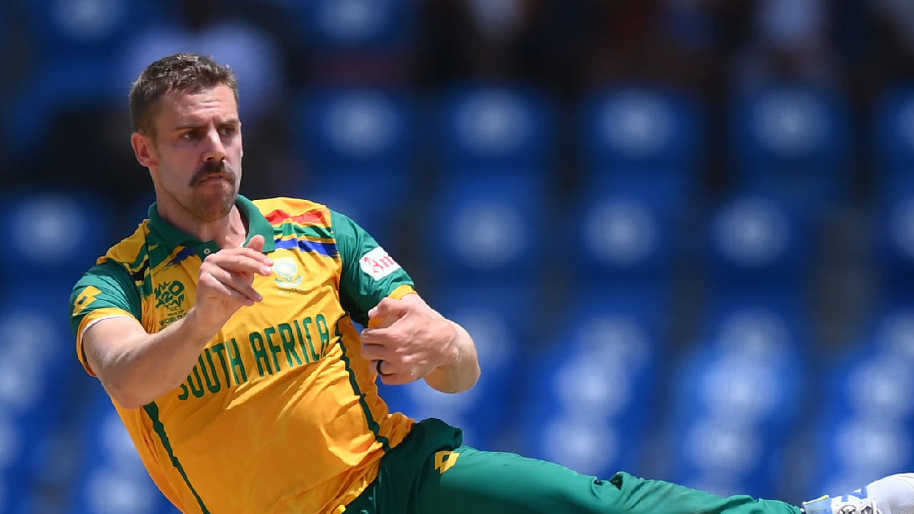 ಐಪಿಎಲ್​ನಲ್ಲಿ ಅನ್ರಿಕ್ ನೋಕಿಯ ಹೀಗೆ ದುಬಾರಿಯಾಗಲು ಫಿಟ್​ನೆಸ್ ಸಮಸ್ಯೆ ಕಾರಣ ಎನ್ನಲಾಗಿತ್ತು. ಇದೀಗ ಸಂಪೂರ್ಣ ಫಿಟ್​ನೆಸ್​ನೊಂದಿಗೆ ಅನ್ರಿಕ್ ಮತ್ತೆ ಮೈದಾನಕ್ಕಿಳಿದಿದ್ದಾರೆ. ಆದರೆ ಕಂಬ್ಯಾಕ್ ಪಂದ್ಯದಲ್ಲೇ ಅನ್ರಿಕ್ ನೋಕಿಯ ಅವರನ್ನು ಹಾರ್ದಿಕ್ ಪಾಂಡ್ಯ ಬೆಂಡೆತ್ತಿದ್ದಾರೆ.