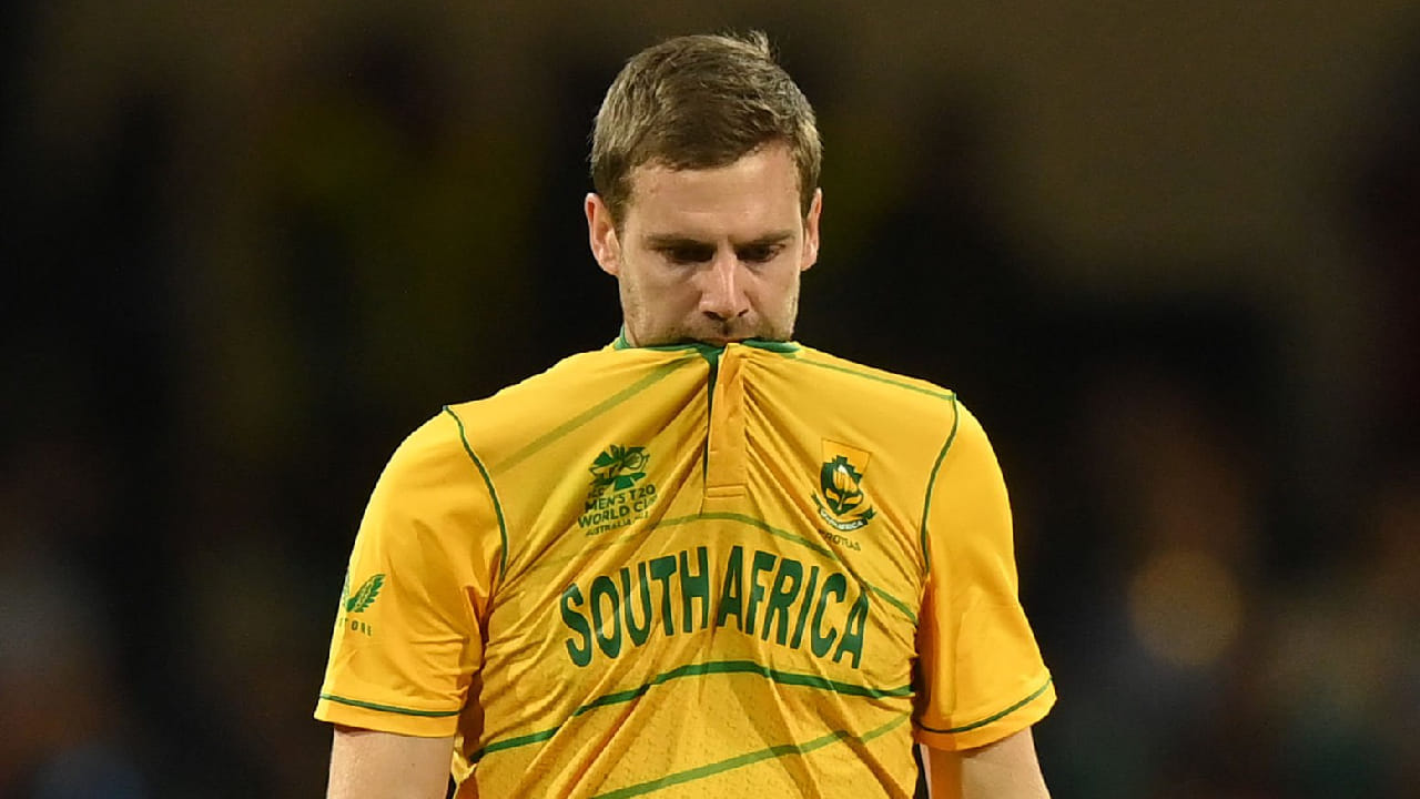 ಏಕೆಂದರೆ ಕಳೆದ ಸೀಸನ್​ನಲ್ಲಿ ದುಬಾರಿ ಬೌಲರ್​ಗಳಲ್ಲಿ ಗುರುತಿಸಿಕೊಂಡಿದ್ದ ನೋಕಿಯ ಒಂದು ವರ್ಷದ ಬಳಿಕ ಕೂಡ ಲಯ ಕಂಡುಕೊಳ್ಳಲು ಪರದಾಡುತ್ತಿದ್ದಾರೆ. ಅದರಲ್ಲೂ ಭಾರತೀಯ ಪಿಚ್​ನಲ್ಲಿ ದುಬಾರಿಯಾಗಿರುವುದರಿಂದ ಅವರ ಖರೀದಿಯಿಂದ ಐಪಿಎಲ್ ಫ್ರಾಂಚೈಸಿಗಳು ವಿಮುಖರಾಗಬಹುದು.