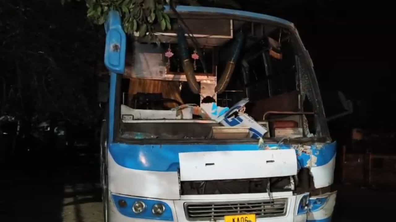 ಆನೇಕಲ್ ಬಳಿ ಬಸ್ಸನ್ನೇ ಕದಿಯಲು ಹೋದ ಕುಡುಕರು: ಮುಂದಾಗಿದ್ದು ಅನಾಹುತ ಆನೇಕಲ್ ಬಳಿ ಬಸ್ಸನ್ನೇ ಕದಿಯಲು ಹೋದ ಕುಡುಕರು: ಮುಂದಾಗಿದ್ದು ಅನಾಹುತ