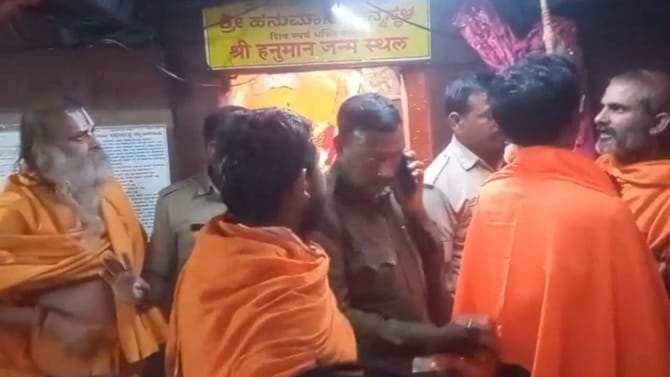 ಅಂಜನಾದ್ರಿ ಹನುಮಂತನಿಗೆ ಪೂಜೆ ಮಾಡಲು ಕಿತ್ತಾಟ: 3 ಕೇಸ್​ ಬುಕ್