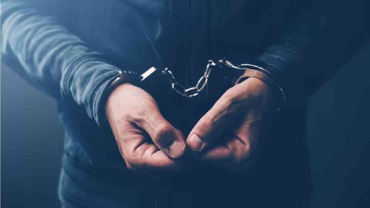 ಬೆಂಗಳೂರಿನಲ್ಲಿ 7ನೇ ಕ್ಲಾಸ್ ವಿದ್ಯಾರ್ಥಿ ಕಪಾಳಕ್ಕೆ ಹೊಡೆದಿದ್ದ ಶಿಕ್ಷಕ ಅರೆಸ್ಟ್, ಆಗಿದ್ದೇನು? ಬೆಂಗಳೂರಿನಲ್ಲಿ 7ನೇ ಕ್ಲಾಸ್ ವಿದ್ಯಾರ್ಥಿ ಕಪಾಳಕ್ಕೆ ಹೊಡೆದಿದ್ದ ಶಿಕ್ಷಕ ಅರೆಸ್ಟ್, ಆಗಿದ್ದೇನು?