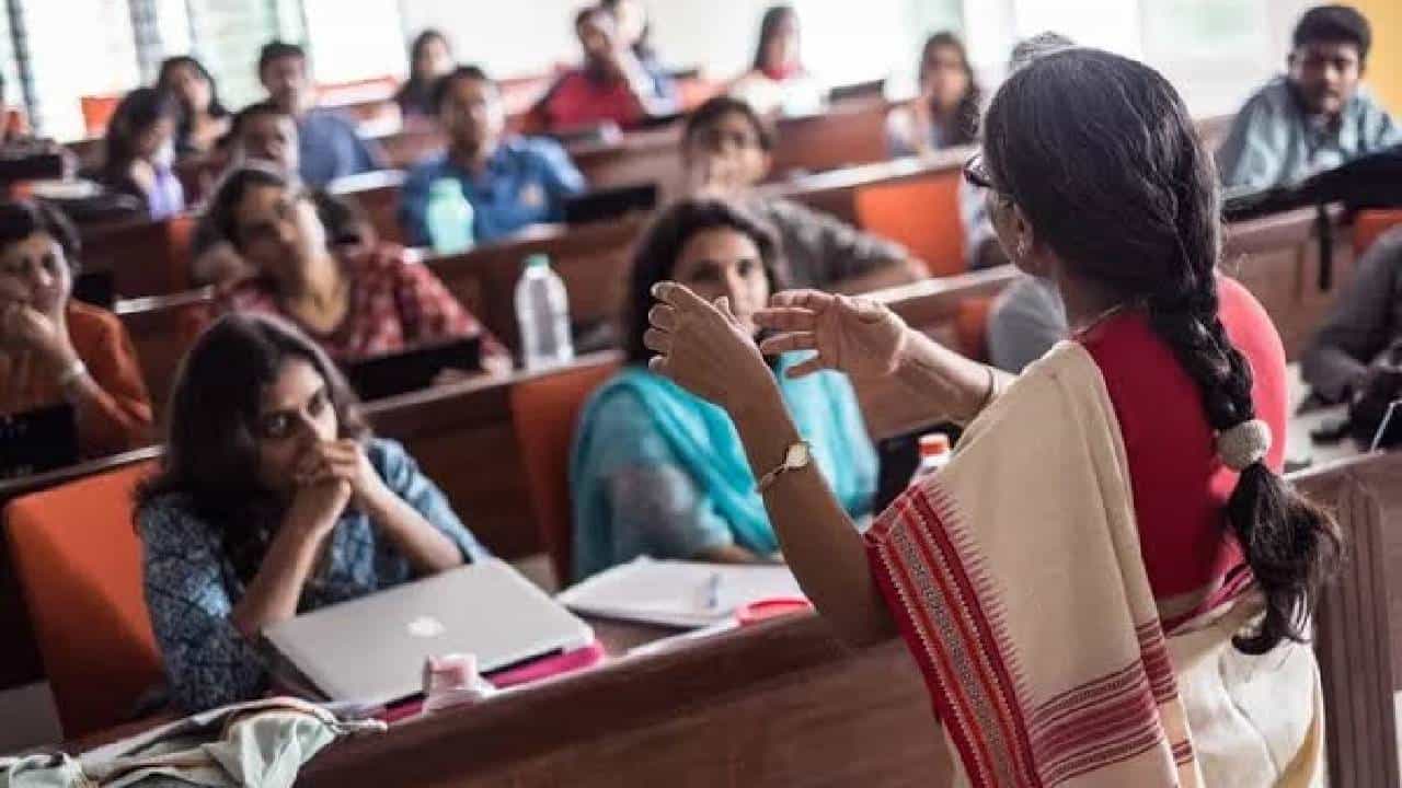 CSU Recruitment 2025: ಸಹಾಯಕ ಪ್ರಾಧ್ಯಾಪಕ ಮತ್ತು ಗ್ರಂಥಪಾಲಕ ಹುದ್ದೆಗಳಿಗೆ ನೇಮಕಾತಿ; ಹೀಗೆ ಅರ್ಜಿ ಸಲ್ಲಿಸಿ CSU Recruitment 2025: ಸಹಾಯಕ ಪ್ರಾಧ್ಯಾಪಕ ಮತ್ತು ಗ್ರಂಥಪಾಲಕ ಹುದ್ದೆಗಳಿಗೆ ನೇಮಕಾತಿ; ಹೀಗೆ ಅರ್ಜಿ ಸಲ್ಲಿಸಿ