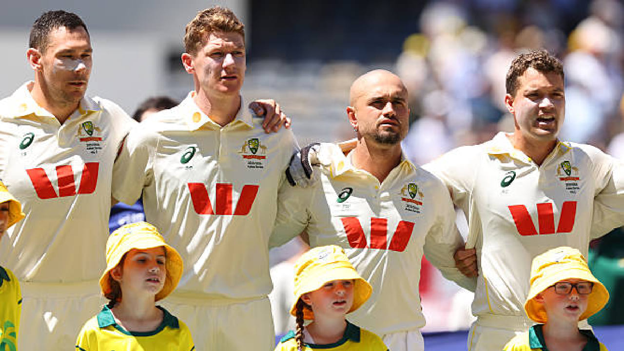 ಆಸ್ಟ್ರೇಲಿಯಾ ಪ್ಲೇಯಿಂಗ್ 11:  ಜೇಕ್ ವೆದರಾಲ್ಡ್ , ಟ್ರಾವಿಸ್ ಹೆಡ್ , ಮಾರ್ನಸ್ ಲ್ಯಾಬುಶೇನ್ , ಸ್ಟೀವ್ ಸ್ಮಿತ್ (ನಾಯಕ) , ಕ್ಯಾಮರೋನ್ ಗ್ರೀನ್ , ಜೋಶ್ ಇಂಗ್ಲಿಸ್ , ಅಲೆಕ್ಸ್ ಕ್ಯಾರಿ (ವಿಕೆಟ್ ಕೀಪರ್) , ಮೈಕೆಲ್ ನೇಸರ್ , ಮಿಚೆಲ್ ಸ್ಟಾರ್ಕ್ , ಸ್ಕಾಟ್ ಬೋಲ್ಯಾಂಡ್ , ಬ್ರೆಂಡನ್ ಡಾಗೆಟ್.