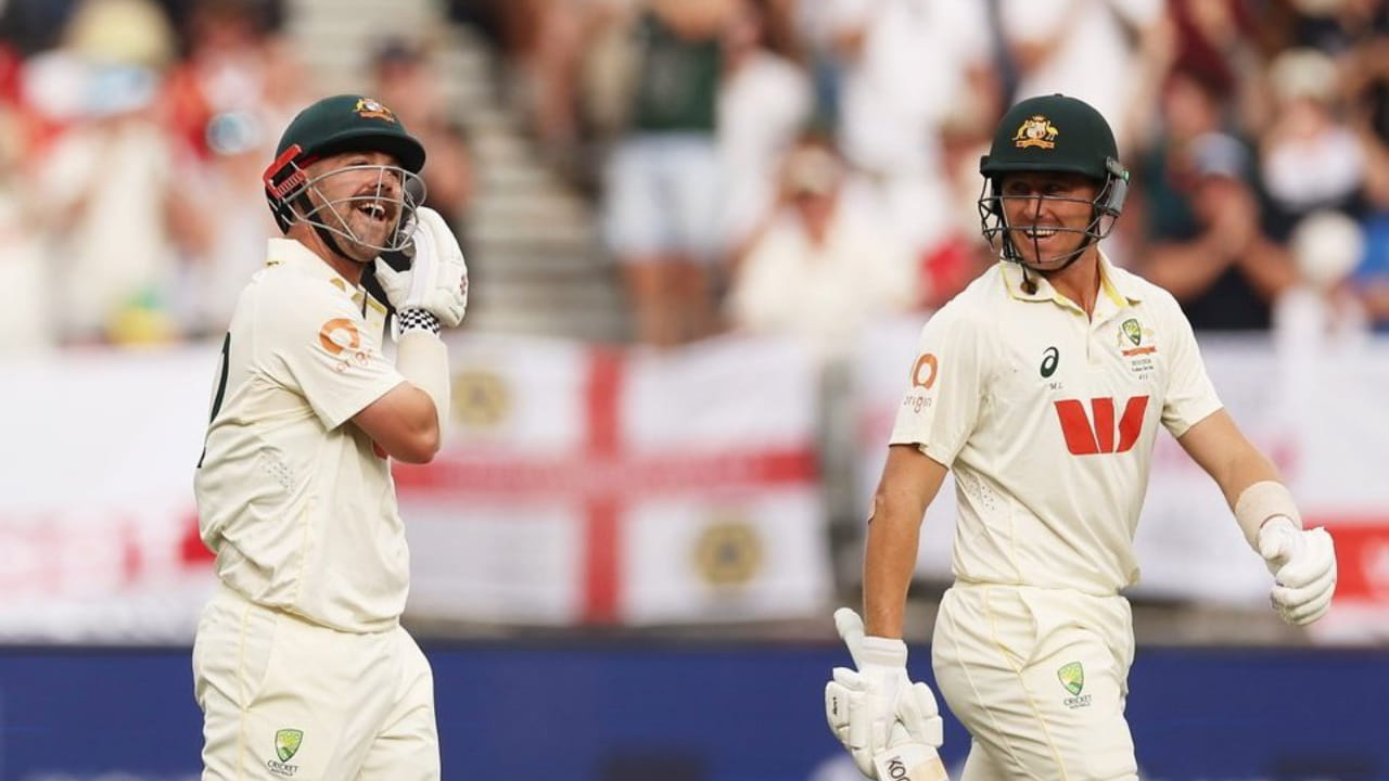 ಇನ್ನು ಈ ಪಂದ್ಯದಲ್ಲಿ  ಇಂಗ್ಲೆಂಡ್ ನಾಯಕ ಬೆನ್ ಸ್ಟೋಕ್ಸ್ ಟಾಸ್ ಗೆದ್ದು ಮೊದಲು ಬೌಲಿಂಗ್ ಆಯ್ಕೆ ಮಾಡಿಕೊಂಡರು. ಹೀಗಾಗಿ ಮೊದಲು ಬ್ಯಾಟಿಂಗ್‌ ಮಾಡಿದ ಆಸೀಸ್ 152 ರನ್‌ಗಳಿಗೆ ಆಲೌಟ್ ಆಯಿತು. ಇಂಗ್ಲೆಂಡ್ ಪರ ಟಂಗ್ ಐದು ವಿಕೆಟ್‌ಗಳನ್ನು ಪಡೆದರೆ, ಇತ್ತ ಇಂಗ್ಲೆಂಡ್‌ ಕೂಡ ಮೊದಲ ಇನ್ನಿಂಗ್ಸ್‌ನಲ್ಲಿ ಕೇವಲ 110 ರನ್‌ಗಳಿಗೆ ಆಲೌಟ್ ಆಯಿತು. ಹೀಗಾಗಿ ಆಸ್ಟ್ರೇಲಿಯಾ ಮೊದಲ ಇನ್ನಿಂಗ್ಸ್‌ನಲ್ಲಿ 42 ರನ್‌ಗಳ ಮುನ್ನಡೆ ಪಡೆದುಕೊಂಡಿತು.