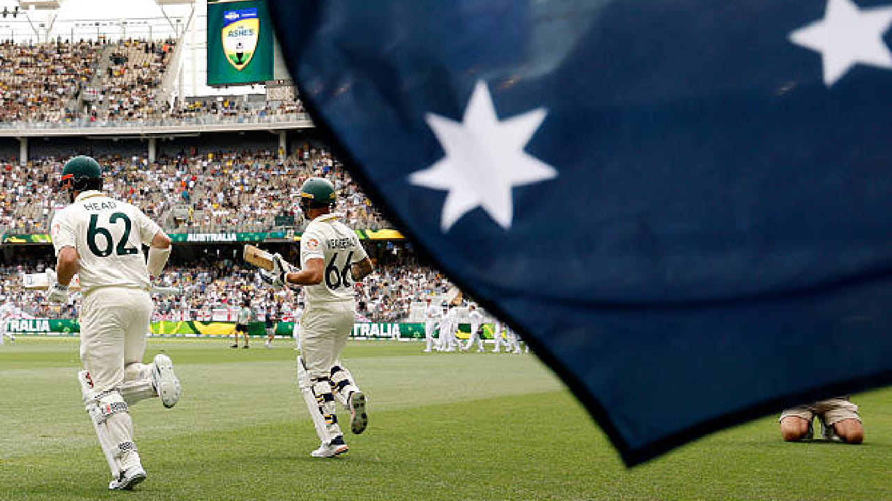 ಇದೀಗ ಆಂಗ್ಲರ ವಿರುದ್ಧವೇ ಅಬ್ಬರಿಸುವ ಮೂಲಕ ಆಸ್ಟ್ರೇಲಿಯಾ ತಂಡ ಒಂದೇ ದಿನದಾಟದಲ್ಲಿ ಬರೋಬ್ಬರಿ 378 ರನ್ ಕಲೆಹಾಕಿದೆ. ಈ ಮೂಲಕ ಪಿಂಕ್ ಬಾಲ್ ಟೆಸ್ಟ್ ಪಂದ್ಯದ ದಿನದಾಟವೊಂದರಲ್ಲಿ ಅತೀ ಹೆಚ್ಚು ರನ್ ಕಲೆಹಾಕಿದ ವಿಶ್ವ ದಾಖಲೆಯನ್ನು ಆಸ್ಟ್ರೇಲಿಯಾ ತಂಡ ನಿರ್ಮಿಸಿದೆ.