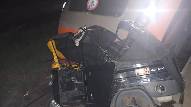 ಕುಡಿದ ಮತ್ತಿನಲ್ಲಿ ರೈಲ್ವೆ ಟ್ರ್ಯಾಕ್ ಮೇಲೆ ಆಟೋ ನಿಲ್ಲಿಸಿ ಹೋದ ಚಾಲಕ