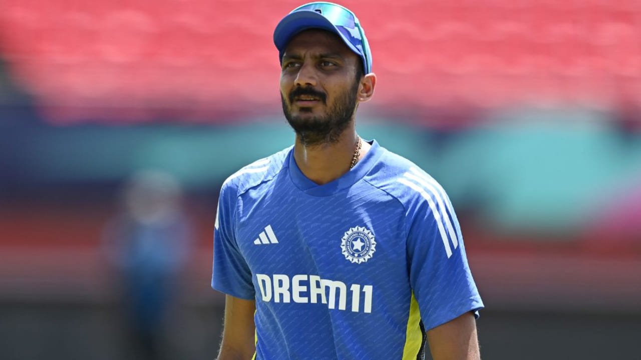 ಅಕ್ಷರ್ ಪಟೇಲ್ ಅಲಭ್ಯತೆಯ ಬಗ್ಗೆ ಮಾಹಿತಿ ನೀಡಿರುವ ಬಿಸಿಸಿಐ, ಮೂರನೇ ಟಿ20 ಪಂದ್ಯಕ್ಕೂ ಮುನ್ನ ಅನಾರೋಗ್ಯಕ್ಕೆ ಒಳಗಾಗಿದ್ದ ಅಕ್ಷರ್ ಪಟೇಲ್ ಇನ್ನು ಚೇತರಿಸಿಕೊಂಡಿಲ್ಲ. ಪ್ರಸ್ತುತ ಅವರು ತಂಡದೊಂದಿಗೆ ಇದ್ದು, ಹೆಚ್ಚಿನ ವೈದ್ಯಕೀಯ ಪರೀಕ್ಷೆಗಳಿಗೆ ಒಳಗಾಗಲಿದ್ದಾರೆ. ಆದಾಗ್ಯೂ ಅನಾರೋಗ್ಯದ ಕಾರಣ ಅವರು ಸರಣಿಯ ಉಳಿದ ಪಂದ್ಯದಿಂದ ಹೊರಗುಳಿದಿದ್ದಾರೆ.