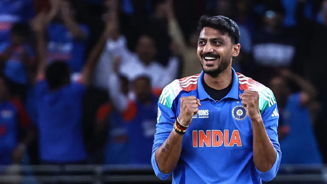 ಕಟಕ್ ಹಾಗೂ ಮುಲ್ಲನ್ ಪುರ್ ನಲ್ಲಿ ನಡೆದ ಮೊದಲೆರಡು ಪಂದ್ಯಗಳಲ್ಲಿ ಕಣಕ್ಕಿಳಿದಿದ್ದ ಆಲ್ ರೌಂಡರ್ ಅಕ್ಷರ್ ಪಟೇಲ್ ತಂಡದಿಂದ ಹೊರಗುಳಿದಿದ್ದಾರೆ. ಅನಾರೋಗ್ಯದ ಕಾರಣ ಅಕ್ಷರ್ ಕೊನೆಯ ಎರಡು ಮ್ಯಾಚ್ ಗಳಿಗೆ ಅಲಭ್ಯರಾಗಿದ್ದಾರೆ.