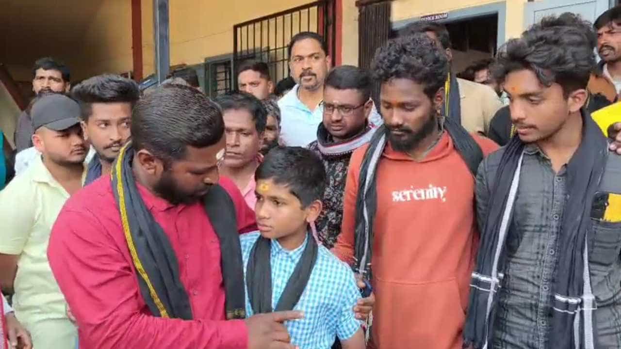 ಸೆಂಟ್ ಜೋಸೆಫ್ ಶಾಲೆಯಲ್ಲೂ ಅಯ್ಯಪ್ಪ ಸ್ವಾಮಿ ಮಾಲೆ ವಿವಾದ: ಮಣಿಕಂಠನಿಗೆ ನಿಂದನೆ ಸೆಂಟ್ ಜೋಸೆಫ್ ಶಾಲೆಯಲ್ಲೂ ಅಯ್ಯಪ್ಪ ಸ್ವಾಮಿ ಮಾಲೆ ವಿವಾದ: ಮಣಿಕಂಠನಿಗೆ ನಿಂದನೆ