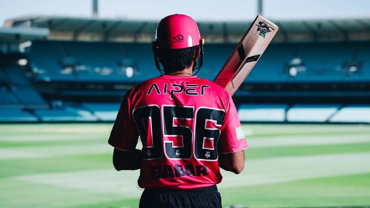 ಅದು ಕೂಡ 56ರ ಮುಂದೆ ಝೀರೋ ಸೇರಿಸುವ ಮೂಲಕ. ಅದರಂತೆ ಬಿಗ್ ಬ್ಯಾಷ್ ಲೀಗ್ ಸೀಸನ್ 15 ರಲ್ಲಿ ಬಾಬರ್ ಆಝಂ 056 ನಂಬರ್​ನ ಜೆರ್ಸಿ ಧರಿಸಿ ಕಣಕ್ಕಿಳಿಯಲಿದ್ದಾರೆ. ಈ ನಂಬರ್ ಧರಿಸಿ ಆಸ್ಟ್ರೇಲಿಯಾ ಪಿಚ್ ನಲ್ಲಿ ಬಾಬರ್ ಕಲೆಹಾಕುವ ನಂಬರ್​ಗಳು ಎಷ್ಟೆಂಬುದನ್ನು ಕಾದು ನೋಡಬೇಕಿದೆ.