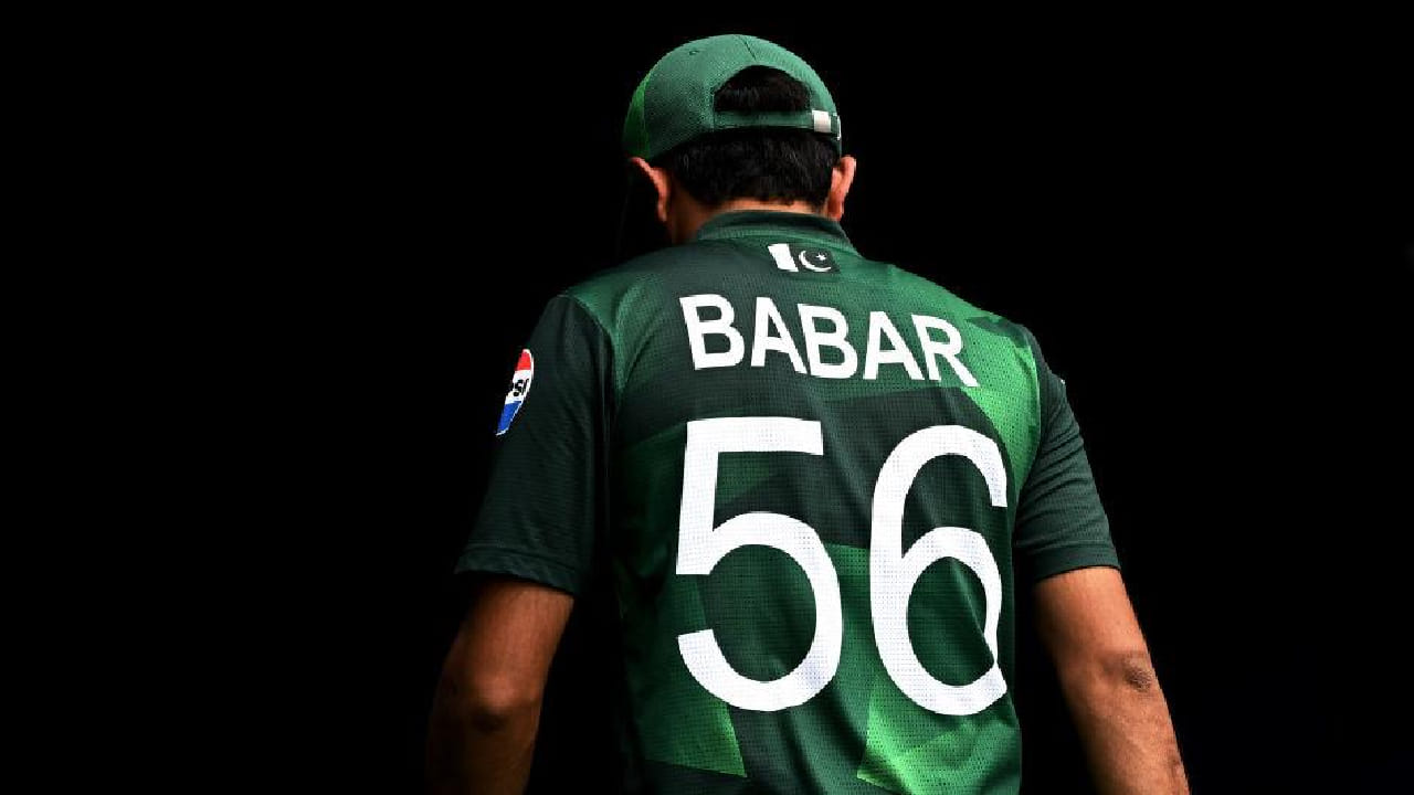 ಅಂತಾರಾಷ್ಟ್ರೀಯ ಕ್ರಿಕೆಟ್ ನಲ್ಲಿ 56 ನಂಬರ್ ನ ಜೆರ್ಸಿಯಲ್ಲಿ ಕಣಕ್ಕಿಳಿಯುವ ಬಾಬರ್ ಆಝಂ ಬಿಗ್ ಬ್ಯಾಷ್ ಲೀಗ್‌ನಲ್ಲೂ ಅದೇ ನಂಬರ್ ಜೆರ್ಸಿ ಧರಿಸಲು ಬಯಸಿದ್ದರು. ಆದರೆ ಆ ನಂಬರ್ ಅದಾಗಲೇ ಮಿಚೆಲ್ ಸ್ಟಾರ್ಕ್​ಗೆ ನೀಡಲಾಗಿದೆ. 