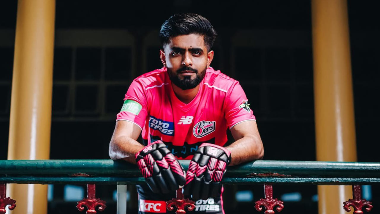 ಬಿಗ್ ಬ್ಯಾಷ್ ಲೀಗ್ ಸೀಸನ್ 15 ಕ್ಕೆ ವೇದಿಕೆ ಸಿದ್ಧವಾಗಿದೆ. ಆಸ್ಟ್ರೇಲಿಯಾದಲ್ಲಿ ನಡೆಯಲಿರುವ ಈ ಟಿ೨೦ ಟೂರ್ನಿಯು ಡಿಸೆಂಬರ್ 14 ರಿಂದ ಶುರುವಾಗಲಿದೆ. ವಿಶೇಷ ಎಂದರೆ ಈ ಬಾರಿ ಪಾಕಿಸ್ತಾನ್ ಬ್ಯಾಟರ್ ಬಾಬರ್ ಆಝಂ (Babar Azam) ಬಿಗ್ ಬ್ಯಾಷ್ ಲೀಗ್ನಲ್ಲಿ ಕಾಣಿಸಿಕೊಳ್ಳಲಿದ್ದಾರೆ.