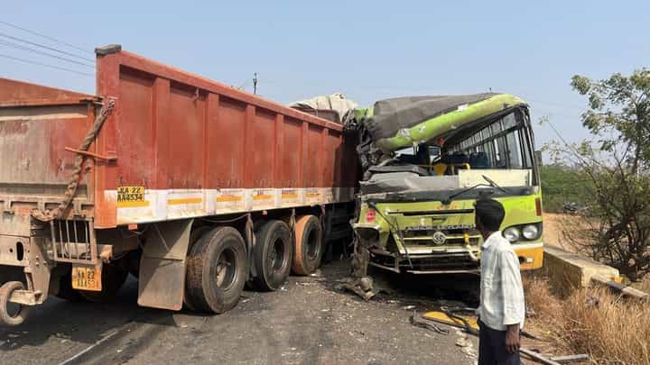 KSRTC ಬಸ್-ಲಾರಿ ನಡುವೆ ಭೀಕರ ಅಪಘಾತ: ತುಂಡಾದ ಚಾಲಕನ ಕಾಲು; ಹಲವರು ಗಂಭೀರ KSRTC ಬಸ್-ಲಾರಿ ನಡುವೆ ಭೀಕರ ಅಪಘಾತ: ತುಂಡಾದ ಚಾಲಕನ ಕಾಲು; ಹಲವರು ಗಂಭೀರ