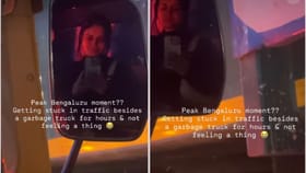 ಟ್ರಾಫಿಕ್‌ನಲ್ಲಿ ಕಸದ ಲಾರಿಯ ಪಕ್ಕದಲ್ಲಿ ಸಿಲುಕಿಕೊಂಡ ಆಟೋದಲ್ಲಿದ್ದ ಮಹಿಳೆ