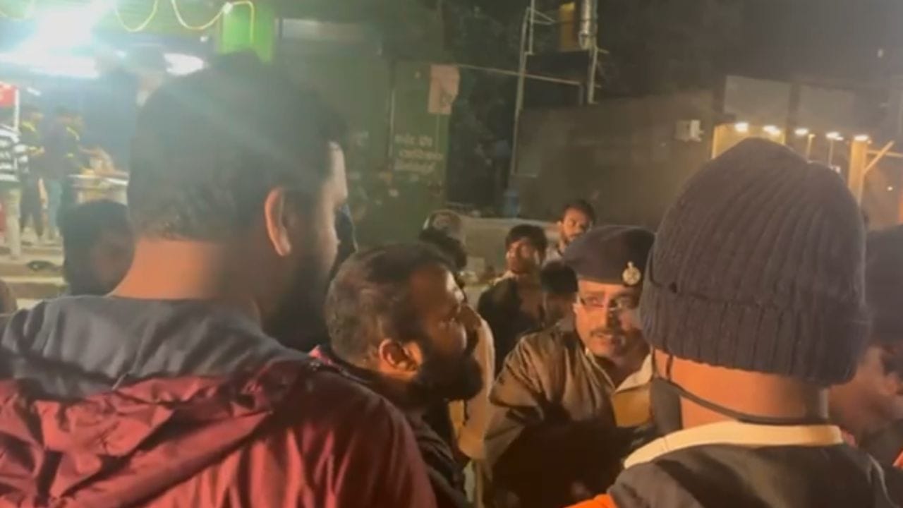 Video: ಕುಡಿದ ಅಮಲಿನಲ್ಲಿ ಪೊಲೀಸರನ್ನು ಎಳೆದಾಡಿದ ಯುವಕರು, ಐವರ ಮೇಲೆ ಬಿತ್ತು ಎಫ್ಐಆರ್ Video: ಕುಡಿದ ಅಮಲಿನಲ್ಲಿ ಪೊಲೀಸರನ್ನು ಎಳೆದಾಡಿದ ಯುವಕರು, ಐವರ ಮೇಲೆ ಬಿತ್ತು ಎಫ್ಐಆರ್