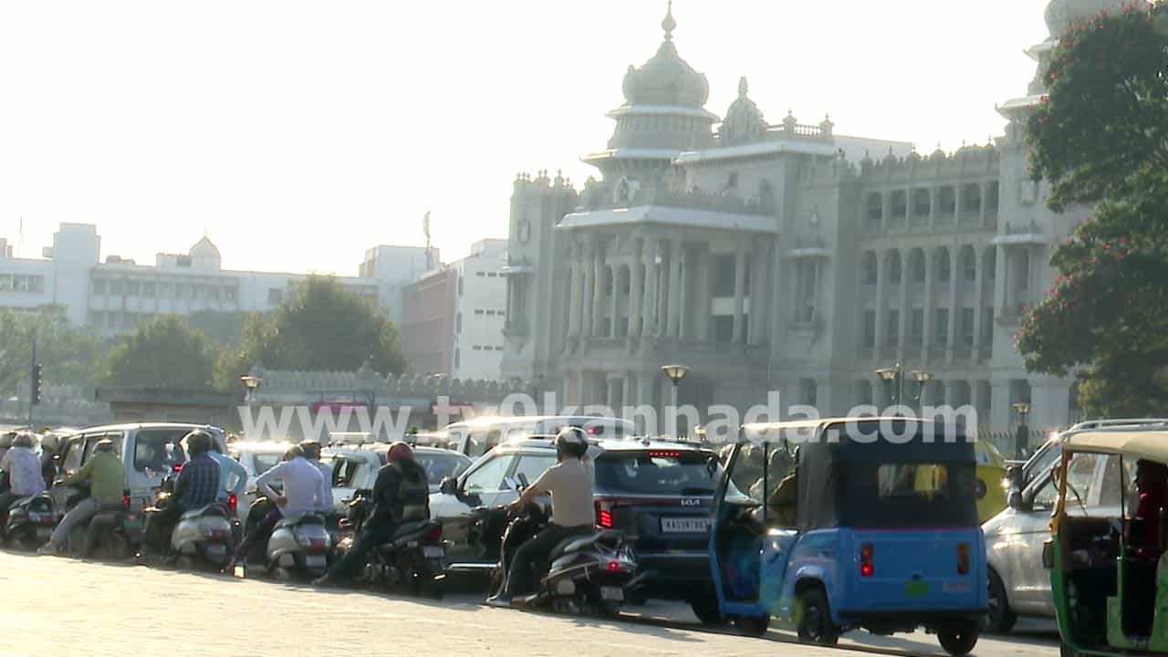 ಬೆಂಗಳೂರಿನಲ್ಲಿ ಬರೋಬ್ಬರಿ 1.28 ಕೋಟಿ ವಾಹನ ನೋಂದಣಿ: 1.50 ಕೋಟಿ ವಾಹನ ಸಂಚಾರ! ಬೆಂಗಳೂರಿನಲ್ಲಿ ಬರೋಬ್ಬರಿ 1.28 ಕೋಟಿ ವಾಹನ ನೋಂದಣಿ: 1.50 ಕೋಟಿ ವಾಹನ ಸಂಚಾರ!