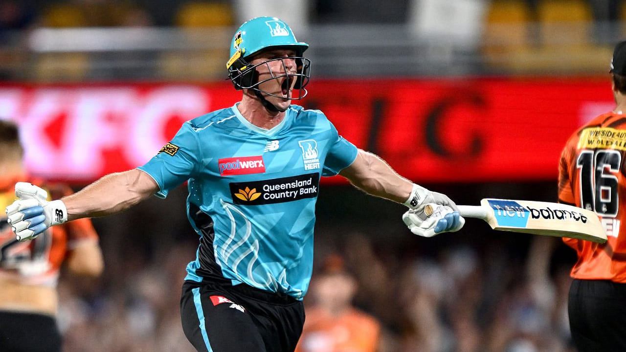 ಇನ್ನು 258 ರನ್ಗಳ ಚೇಸಿಂಗ್ ಟಿ20 ಕ್ರಿಕೆಟ್ ಇತಿಹಾಸದಲ್ಲೇ ಮೂಡಿಬಂದ ಮೂರನೇ ಯಶಸ್ವಿ ಚೇಸಿಂಗ್ ಎಂಬುದು ವಿಶೇಷ. ಇದಕ್ಕೂ ಮುನ್ನ ಪಂಜಾಬ್ ಕಿಂಗ್ಸ್ 262 ರನ್ಗಳನ್ನು ಚೇಸ್ ಮಾಡಿ ಗೆದ್ದಿದ್ದರು. ಹಾಗೆಯೇ ಸೌತ್ ಆಫ್ರಿಕಾ ತಂಡ 259 ರನ್ಗಳನ್ನು ಬೆನ್ನತ್ತಿ ಗೆಲುವು ದಾಖಲಿಸಿದ್ದಾರೆ. ಇದೀಗ ಬ್ರಿಸ್ಬೇನ್ ಹೀಟ್ ತಂಡವು 258 ರನ್ಗಳನ್ನು ಚೇಸ್ ಮಾಡಿ ಈ ದಾಖಲೆ ಪಟ್ಟಿಯಲ್ಲಿ ಮೂರನೇ ಸ್ಥಾನವನ್ನು ಅಲಂಕರಿಸಿದ್ದಾರೆ.