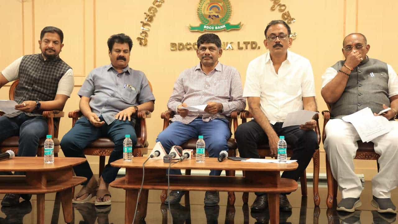 ಕಾಂಗ್ರೆಸ್ ತೆಕ್ಕೆಗೆ ಬೆಂಗಳೂರು ಬಿಡಿಸಿಸಿ ಬ್ಯಾಂಕ್: ಪಾರುಪತ್ಯ ಸಾಧಿಸಿದ ಡಿಕೆಶಿ ಬೆಂಬಲಿತ ಟೀಂ ಕಾಂಗ್ರೆಸ್ ತೆಕ್ಕೆಗೆ ಬೆಂಗಳೂರು ಬಿಡಿಸಿಸಿ ಬ್ಯಾಂಕ್: ಪಾರುಪತ್ಯ ಸಾಧಿಸಿದ ಡಿಕೆಶಿ ಬೆಂಬಲಿತ ಟೀಂ