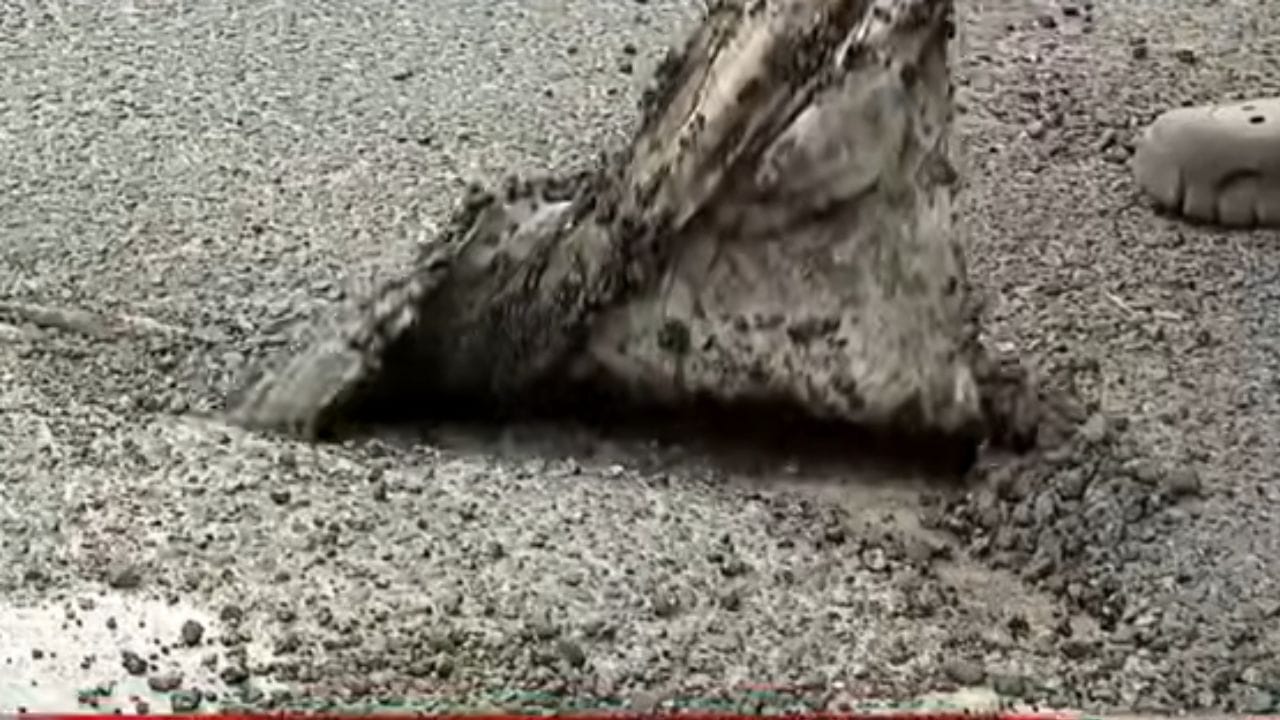 ಬೆಂಗಳೂರು ರಸ್ತೆ ಗುಂಡಿ: ಹೆಬ್ಬಾಳ ರಿಂಗ್​ ರೋಡ್​ನಲ್ಲಿ ಮುಚ್ಚಿದ ಮೂರೇ ದಿನಕ್ಕೆ ಕಿತ್ತುಬಂದ ಡಾಂಬರ್