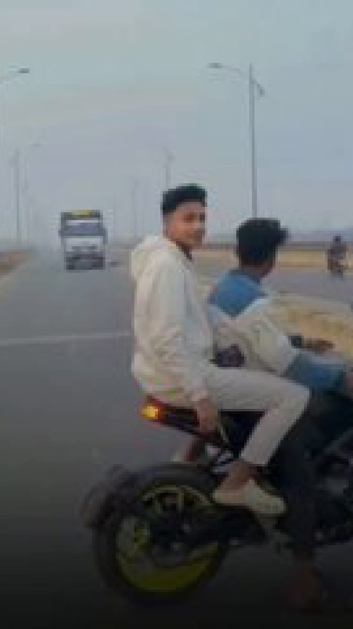 ರೀಲ್ಸ್​ಗಾಗಿ ನಡುರಸ್ತೆಯಲ್ಲಿ ಯುವಕರ ಹುಚ್ಚಾಟ