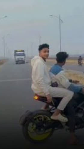 ರೀಲ್ಸ್​ಗಾಗಿ ನಡುರಸ್ತೆಯಲ್ಲಿ ಯುವಕರ ಹುಚ್ಚಾಟ