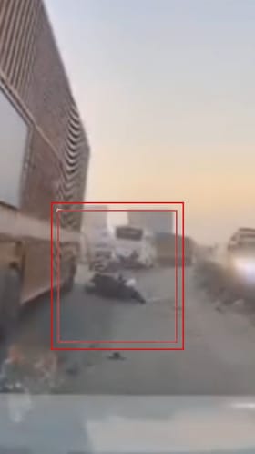 ರಸ್ತೆಗುಂಡಿ ತಪ್ಪಿಸಲು ಹೋಗಿ ಅಪಘಾತ: ಇಬ್ಬರು ಜಸ್ಟ್​​ ಮಿಸ್​​