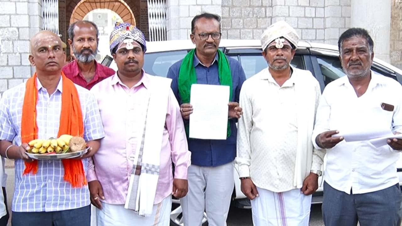 ಹಣೆಗೆ ಬಾಸಿಂಗ, ತಲೆಗೆ ಪೇಟ: ರೈತರ ಪರವಾಗಿ ತಾಂಬೂಲ ಹಿಡಿದು ಡಿಸಿ ಆಫೀಸಿಗೆ ಹೆಣ್ಣು ಕೇಳಲು ಬಂದ ಬಿಜೆಪಿಗರು ಹಣೆಗೆ ಬಾಸಿಂಗ, ತಲೆಗೆ ಪೇಟ: ರೈತರ ಪರವಾಗಿ ತಾಂಬೂಲ ಹಿಡಿದು ಡಿಸಿ ಆಫೀಸಿಗೆ ಹೆಣ್ಣು ಕೇಳಲು ಬಂದ ಬಿಜೆಪಿಗರು