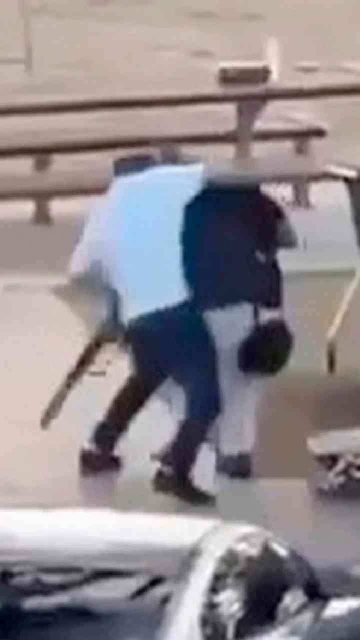 ಉಗ್ರನಿಂದ ಬಂದೂಕು ಕಸಿದುಕೊಂಡ ವ್ಯಕ್ತಿ