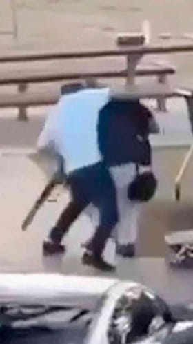 ಉಗ್ರನಿಂದ ಬಂದೂಕು ಕಸಿದುಕೊಂಡ ವ್ಯಕ್ತಿ