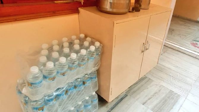 ಮನೆ ಮುಂದೆ ನೀರಿನ ಬಾಟಲಿಗಳನ್ನಿಟ್ಟು ಜನರ ಹೃದಯ ಗೆದ್ದ ವ್ಯಕ್ತಿ