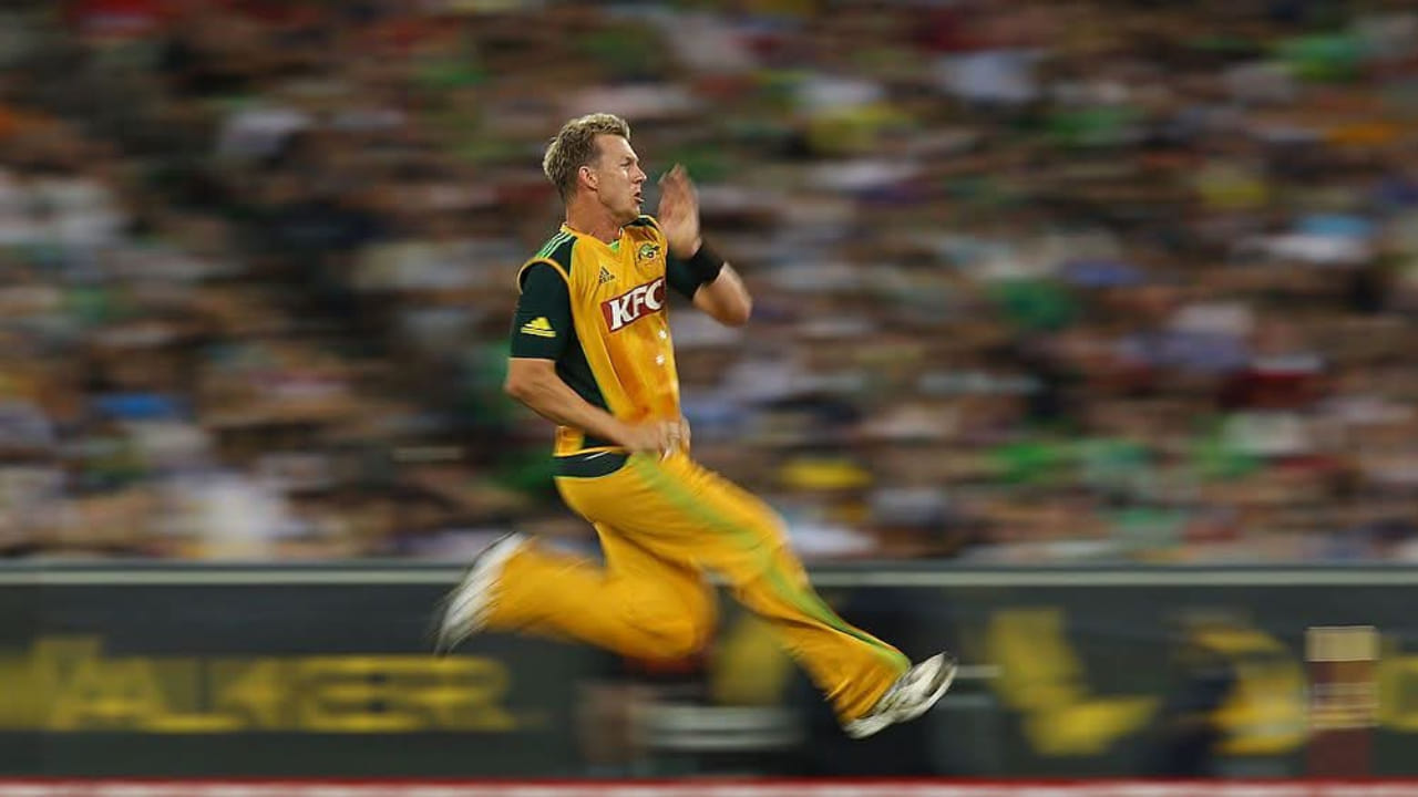 ಬ್ರೆಟ್ ಲೀ 1999 ರಿಂದ 2012 ರವರೆಗೆ ಆಸ್ಟ್ರೇಲಿಯಾ ಪರ ಅಂತರರಾಷ್ಟ್ರೀಯ ಕ್ರಿಕೆಟ್ ಆಡಿದ್ದರು. ತಮ್ಮ ವೇಗದ ಮೂಲಕ ಪ್ರಪಂಚದಾದ್ಯಂತದ ಬ್ಯಾಟ್ಸ್‌ಮನ್‌ಗಳಲ್ಲಿ ಭಯ ಹುಟ್ಟಿಸಿದ ಬ್ರೆಟ್ ಲೀ ನಿರಂತರವಾಗಿ 150 ಕಿಮೀ/ಗಂಟೆಗಿಂತ ಹೆಚ್ಚಿನ ವೇಗದಲ್ಲಿ ಬೌಲಿಂಗ್ ಮಾಡುತ್ತಿದ್ದರು. ಅಲ್ಲದೆ ಗಂಟೆಗೆ 161.1 ಕಿಮೀ ವೇಗದಲ್ಲಿ ಬೌಲ್ ಮಾಡಿ ಬ್ರೆಟ್ ಲೀ ದಾಖಲೆ ಕೂಡ ನಿರ್ಮಿಸಿದ್ದರು.  ಶೋಯೆಬ್ ಅಖ್ತರ್ ಜೊತೆಗೆ, ಅವರನ್ನು ಕ್ರಿಕೆಟ್‌ನ ಅತ್ಯಂತ ವೇಗದ ಬೌಲರ್‌ಗಳಲ್ಲಿ ಒಬ್ಬರೆಂದು ಪರಿಗಣಿಸಲಾಗಿದೆ. 