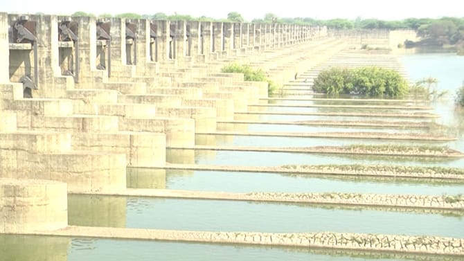 ಕೋಟ್ಯಂತರ ರೂ ವೆಚ್ಚದಲ್ಲಿ ನಿರ್ಮಿಸಿರುವ ಬ್ಯಾರೇಜ್​​ನಲ್ಲಿ ನಿಲ್ಲದ ನೀರು