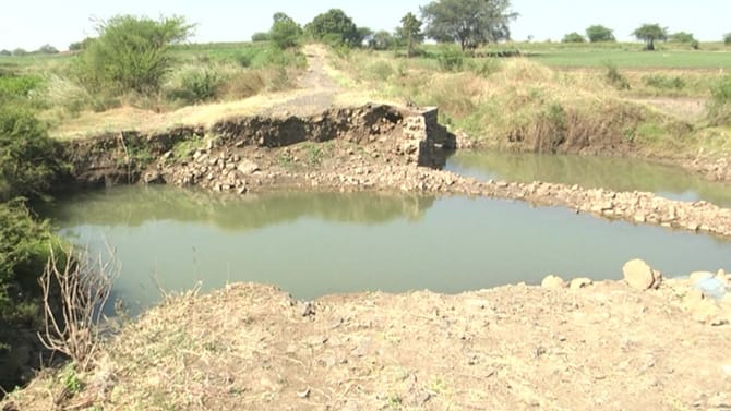 ಕೊಚ್ಚಿಹೋದ ಸೇತುವೆ: 2 ಕಿ.ಮೀ ದೂರದ ಜಮೀನಿಗೆ 20 ಕಿ.ಮೀ ಸುತ್ತಾಟ