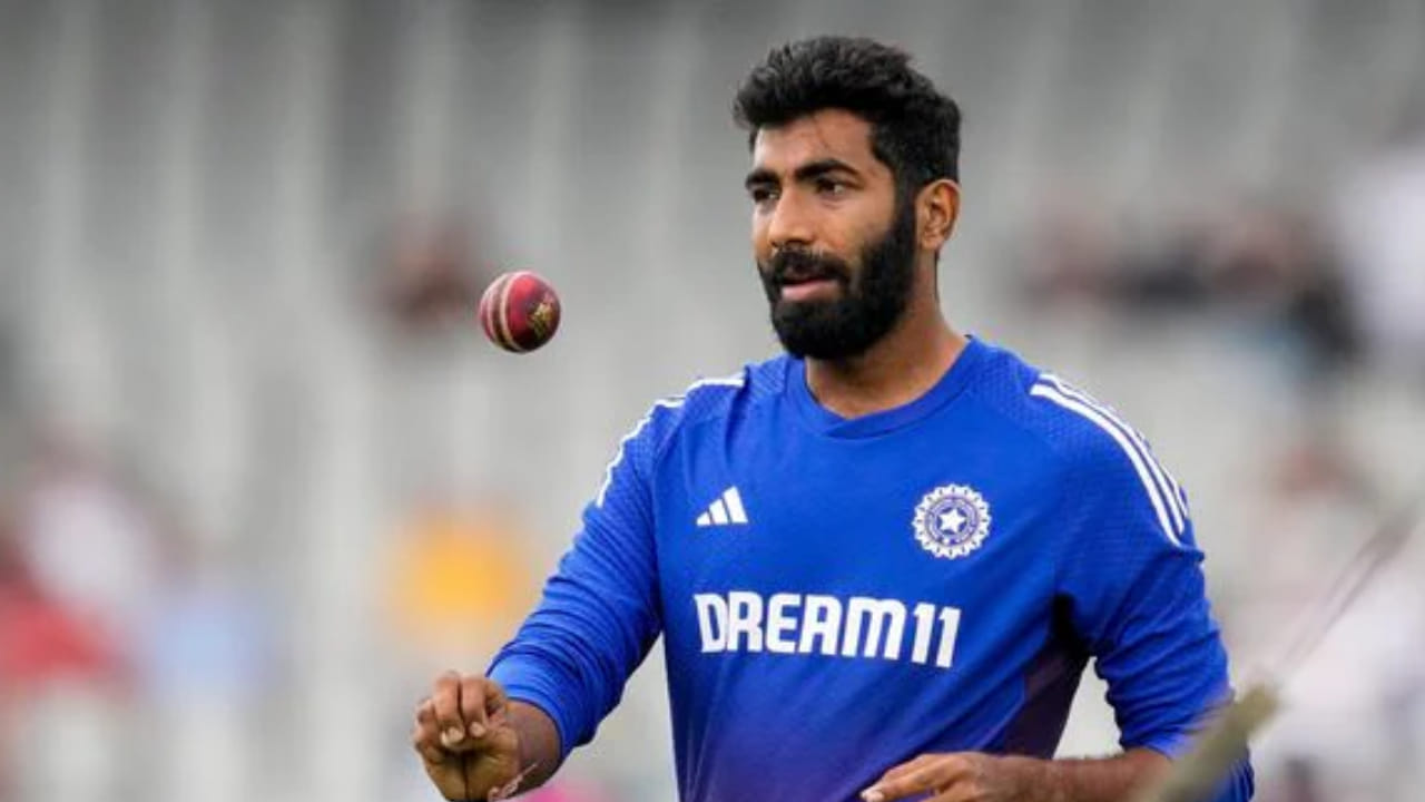 ಇತ್ತ ಜಸ್ಪ್ರೀತ್ ಬುಮ್ರಾ ಮತ್ತು ವರುಣ್ ಚಕ್ರವರ್ತಿ ಕೂಡ ಐಸಿಸಿ ಶ್ರೇಯಾಂಕದಲ್ಲಿ  ನಂ.1 ಸ್ಥಾನವನ್ನು ಕಳೆದುಕೊಳ್ಳುವ ಹಂತದಲ್ಲಿದ್ದಾರೆ. ಪ್ರಸ್ತುತ ಬುಮ್ರಾ 879 ರೇಟಿಂಗ್ ಅಂಕಗಳೊಂದಿಗೆ ಅಗ್ರ ಸ್ಥಾನದಲ್ಲಿದ್ದಾರೆ. ಆದರೆ ಆಶಸ್ ಸರಣಿಯ ಕೇವಲ ಒಂದು ಪಂದ್ಯದಲ್ಲಿ ಅದ್ಭುತ ಪ್ರದರ್ಶನ ನೀಡಿದ ಪ್ಯಾಟ್ ಕಮ್ಮಿನ್ಸ್,  849 ರೇಟಿಂಗ್ ಅಂಕಗಳೊಂದಿಗೆ ನಾಲ್ಕು ಬೌಲರ್‌ಗಳನ್ನು ಹಿಂದಿಕ್ಕಿ ಎರಡನೇ ಸ್ಥಾನಕ್ಕೇರಿದ್ದಾರೆ.