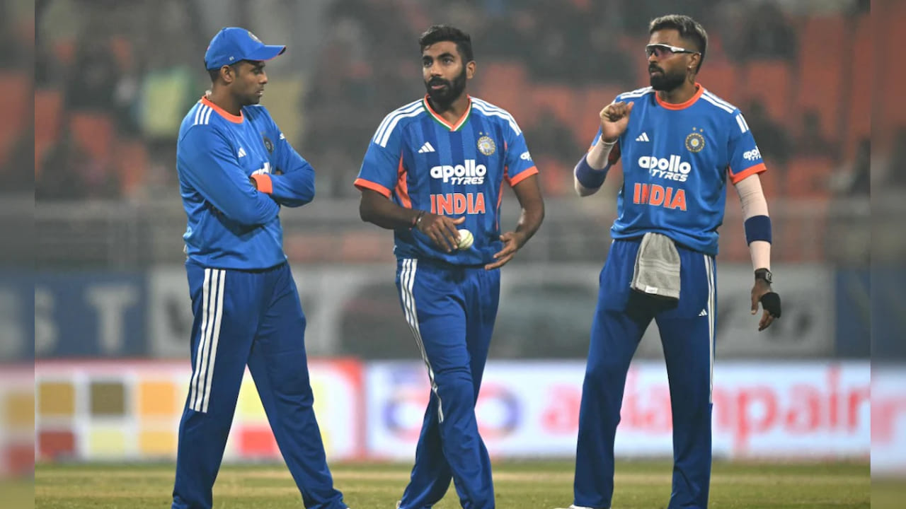 ಮತ್ತೊಂದೆಡೆ, ವೇಗದ ಬೌಲರ್ ಜಸ್ಪ್ರೀತ್ ಬುಮ್ರಾ ಕೂಡ ಸರಣಿಯ ಮೂರನೇ ಪಂದ್ಯದಲ್ಲಿ ಭಾಗವಹಿಸಿರಲಿಲ್ಲ. ಅವರು ಇದ್ದಕ್ಕಿದ್ದಂತೆ ತವರಿಗೆ ಮರಳಿದ್ದರು. ಆದಾಗ್ಯೂ, ಕೊನೆಯ ಎರಡು ಪಂದ್ಯಗಳಿಗೆ ಅವರು ತಂಡದಲ್ಲಿದ್ದಾರೆ. ಇದರರ್ಥ ಜಸ್ಪ್ರೀತ್ ಬುಮ್ರಾ ಕೊನೆಯ ಎರಡು ಪಂದ್ಯಗಳಿಗೆ ಲಭ್ಯರಿರಲಿದ್ದು, ಶೀಘ್ರದಲ್ಲೇ ತಂಡವನ್ನು ಸೇರಬಹುದು.