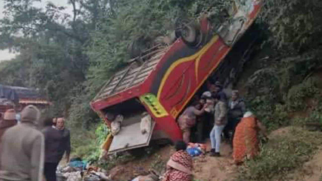 Andhra Bus Accident: ನಿಯಂತ್ರಣ ತಪ್ಪಿ ಕಂದಕಕ್ಕೆ ಉರುಳಿದ ಬಸ್, 9 ಪ್ರಯಾಣಿಕರು ಸಾವು, ಚೆಲ್ಲಾಪಿಲ್ಲಿಯಾಗಿ ಬಿದ್ದ ಮೃತದೇಹಗಳು Andhra Bus Accident: ನಿಯಂತ್ರಣ ತಪ್ಪಿ ಕಂದಕಕ್ಕೆ ಉರುಳಿದ ಬಸ್, 9 ಪ್ರಯಾಣಿಕರು ಸಾವು, ಚೆಲ್ಲಾಪಿಲ್ಲಿಯಾಗಿ ಬಿದ್ದ ಮೃತದೇಹಗಳು