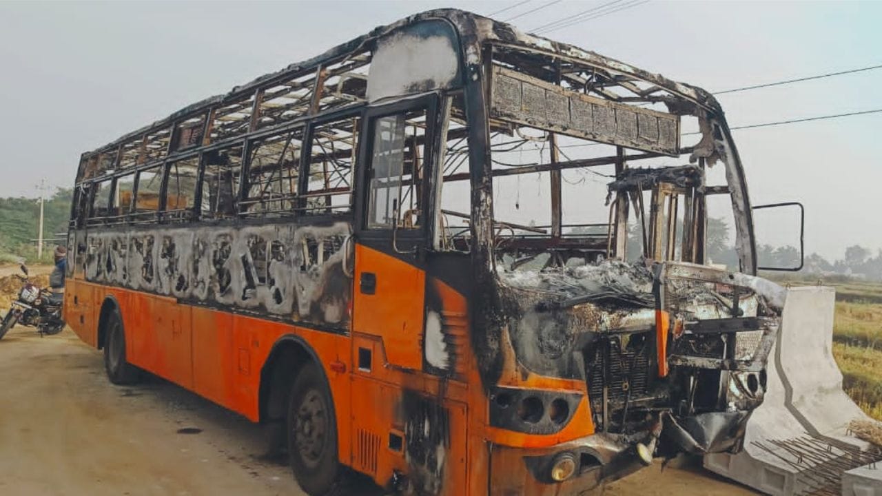 ನಂಜನಗೂಡು ಬಳಿ ಕೆಎಸ್ಆರ್ಟಿಸಿ ಬಸ್ ಬೆಂಕಿಗಾಹುತಿ: ಪ್ರಯಾಣಿಕರು ಪಾರಾಗಿದ್ದೇ ರೋಚಕ ನಂಜನಗೂಡು ಬಳಿ ಕೆಎಸ್ಆರ್ಟಿಸಿ ಬಸ್ ಬೆಂಕಿಗಾಹುತಿ: ಪ್ರಯಾಣಿಕರು ಪಾರಾಗಿದ್ದೇ ರೋಚಕ