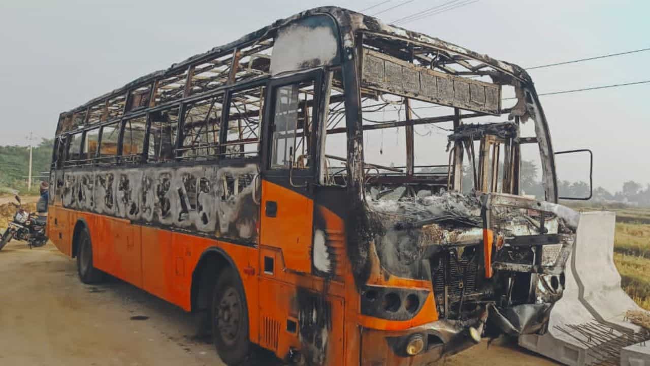 ನಂಜನಗೂಡು ಬಳಿ ಕೆಎಸ್ಆರ್ಟಿಸಿ ಬಸ್ ಬೆಂಕಿಗಾಹುತಿ: ಪ್ರಯಾಣಿಕರು ಪಾರಾಗಿದ್ದೇ ರೋಚಕ ನಂಜನಗೂಡು ಬಳಿ ಕೆಎಸ್ಆರ್ಟಿಸಿ ಬಸ್ ಬೆಂಕಿಗಾಹುತಿ: ಪ್ರಯಾಣಿಕರು ಪಾರಾಗಿದ್ದೇ ರೋಚಕ