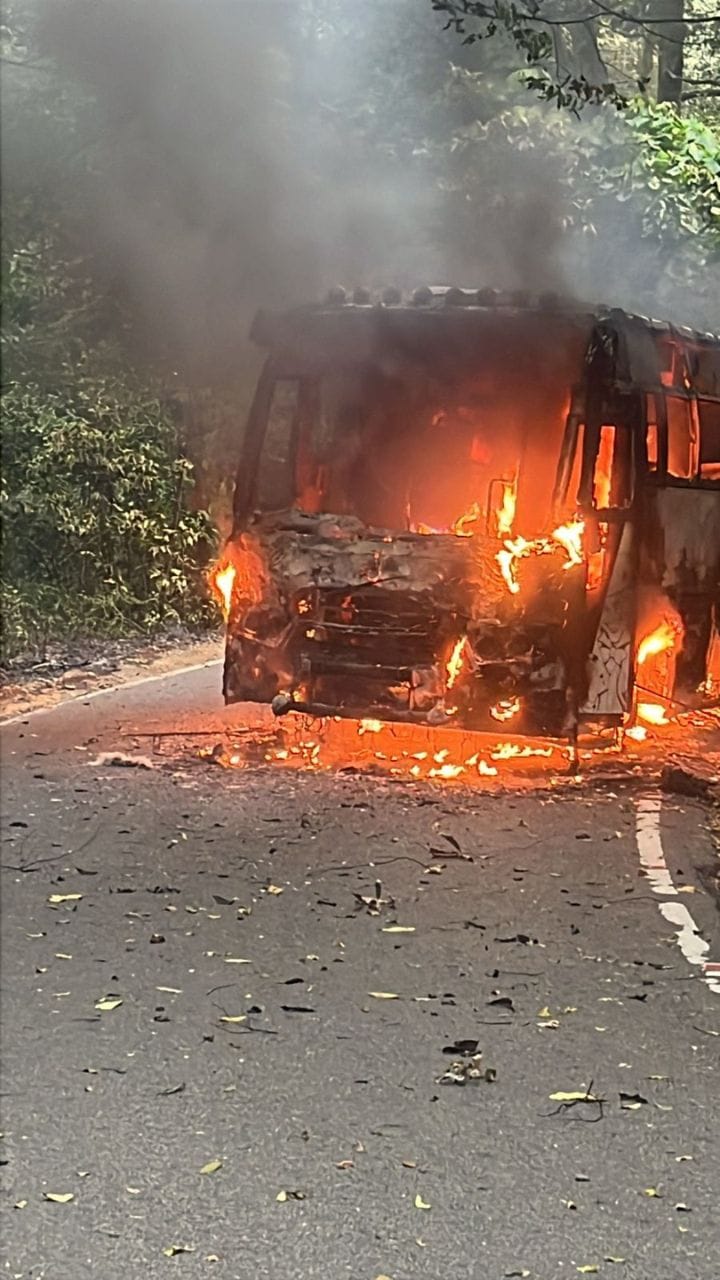 ರಸ್ತೆ ಮಧ್ಯೆಯೇ ಹೊತ್ತಿ ಉರಿದ ಬಸ್​​