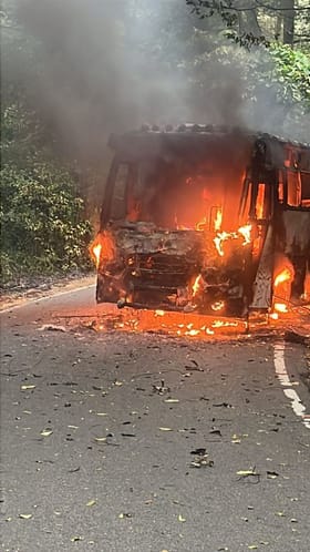 ರಸ್ತೆ ಮಧ್ಯೆಯೇ ಹೊತ್ತಿ ಉರಿದ ಬಸ್​​